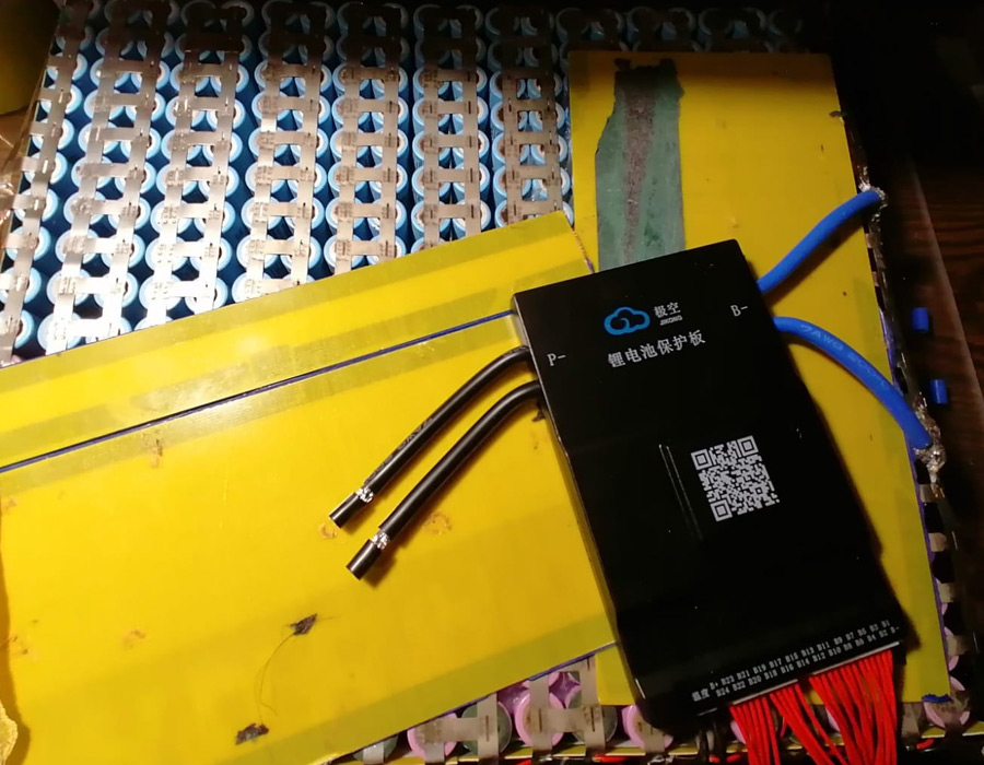 Osadenie Smart BMS pre bat&eacute;riu od elektrick&eacute;ho motocykla